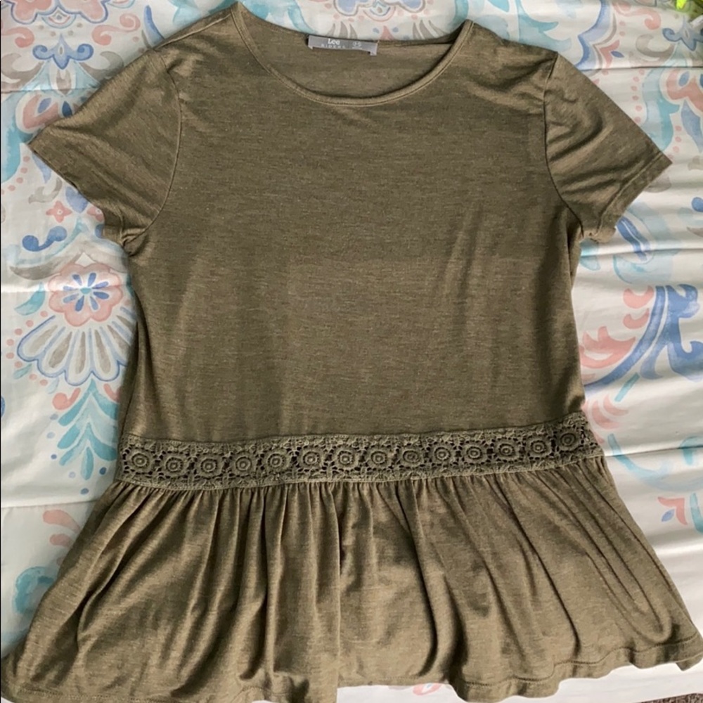 Short sleeve army green shirt with lace detailing